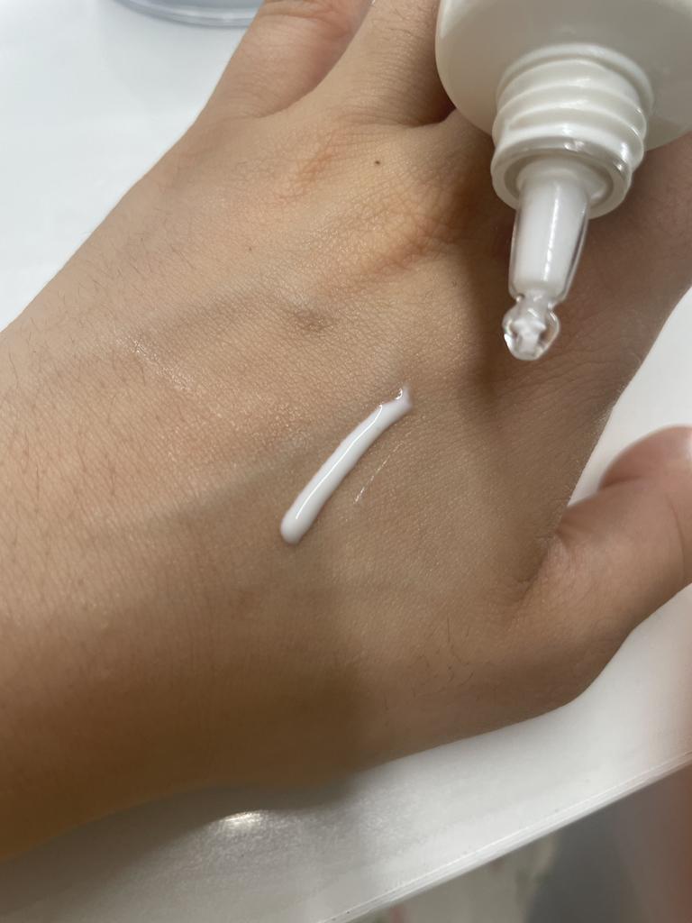 이니스프리 (INNISFREE) 그린티 히알루론산 진정수분 선세럼 [SPF50+/PA++++] review image