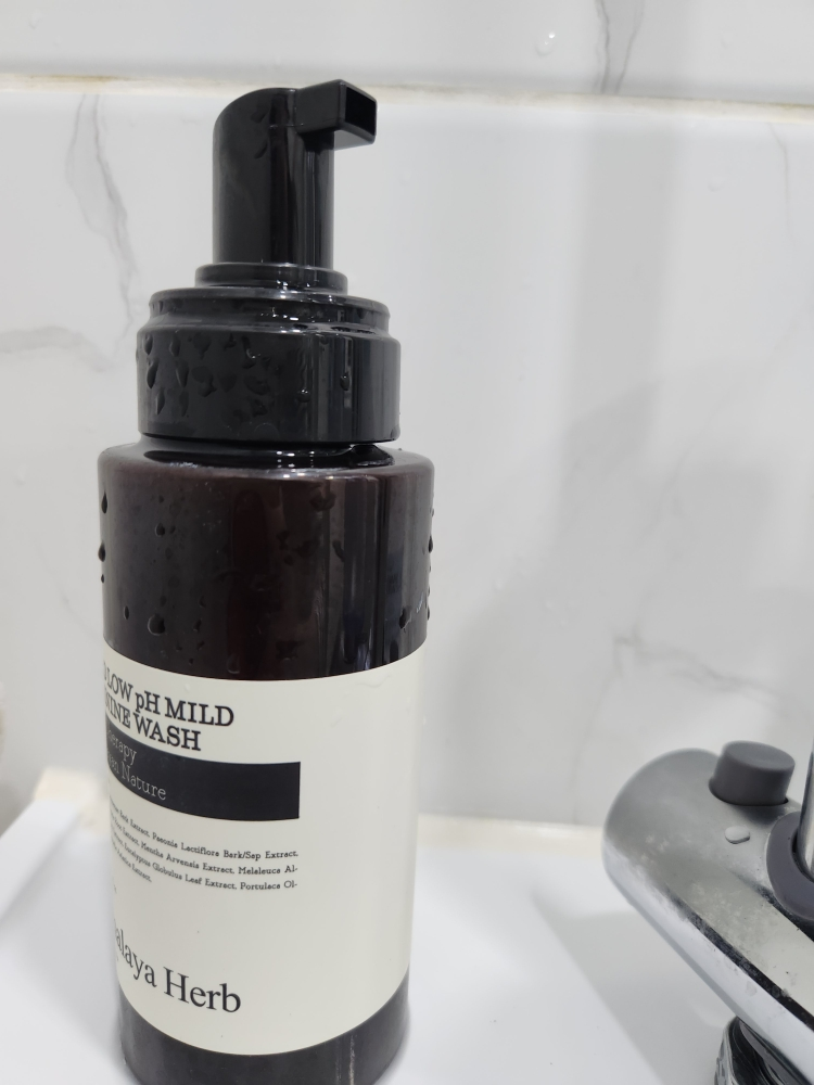 Ảnh đánh giá thực tế của người dùng về Dung dịch vệ sinh phụ nữ nhẹ nhàng có tính axit yếu