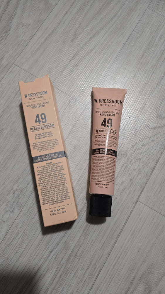 더블유드레스룸 (W.DRESSROOM) 퍼퓸 핸드크림 [No.49 피치블러썸] review image