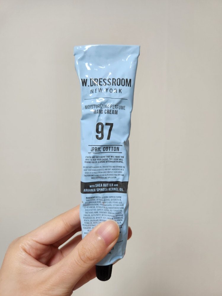 더블유드레스룸 (W.DRESSROOM) 퍼퓸 핸드크림 [No.97 에이프릴코튼] review image