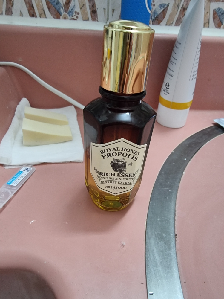 스킨푸드 (SKINFOOD) 로열허니 프로폴리스 인리치 에센스 review image
