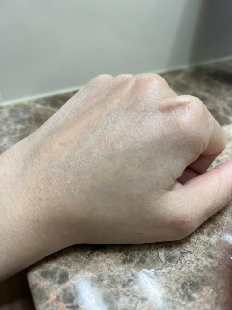 无毛孔防晒精华 [SPF50+/PA++++]的真实用户使用照片