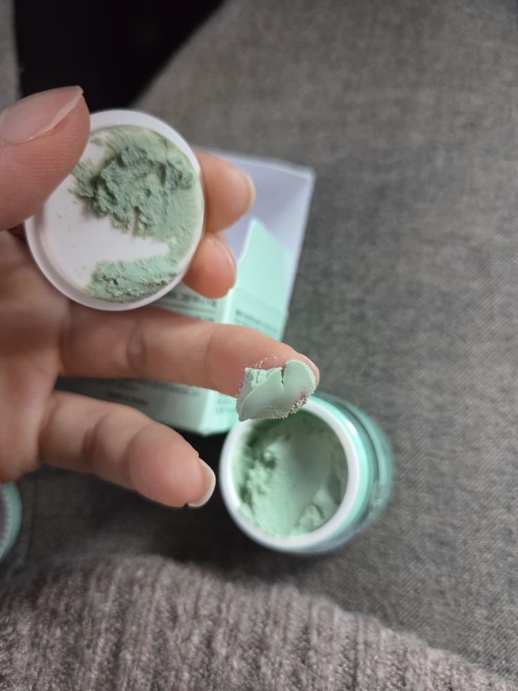 橙色肌肤的喜悦 柔绿色的真实用户使用照片