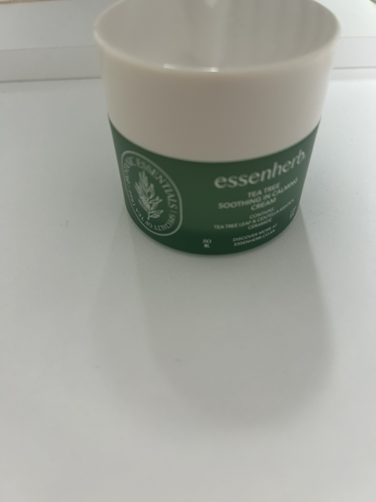 essenHERB Kem dưỡng ẩm làm dịu da với tinh dầu tràm trà review image