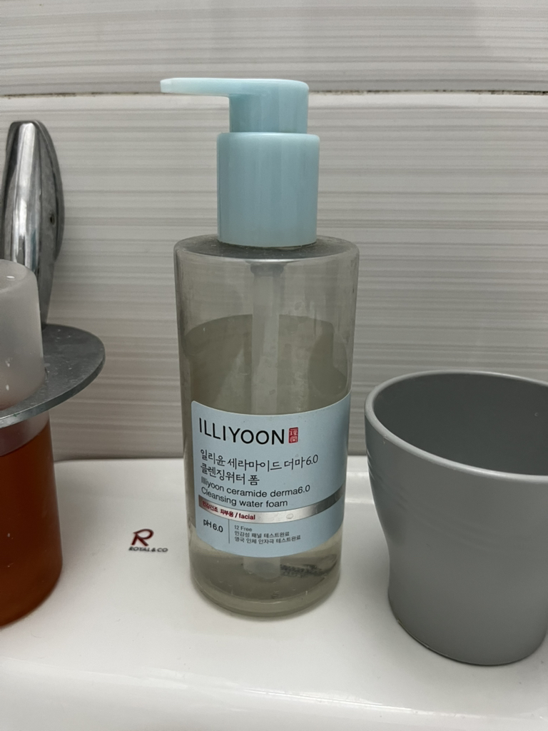 일리윤 (ILLIYOON) 세라마이드 더마 6.0 클렌징워터 폼 review image