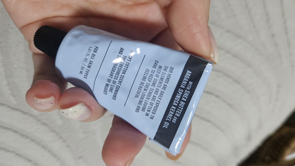 더블유드레스룸 (W.DRESSROOM) 퍼퓸 핸드크림 [No.97 에이프릴코튼] review image