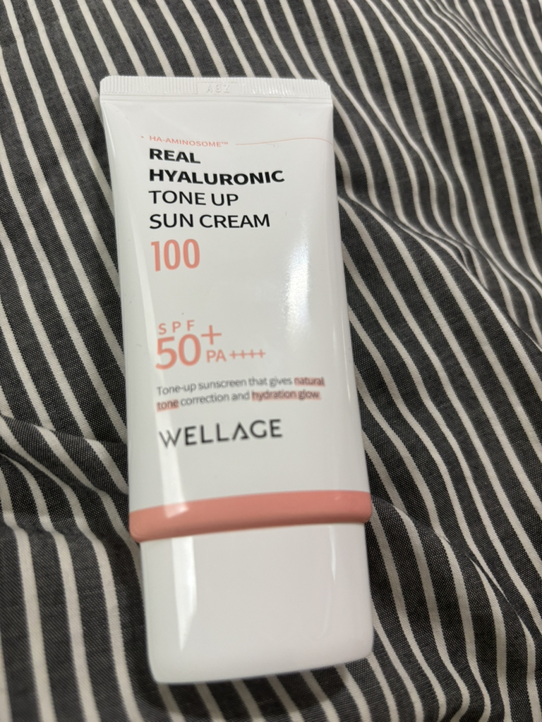 웰라쥬 (WELLAGE) 리얼 히알루로닉 톤업 선크림 [SPF50+/PA++++] review image