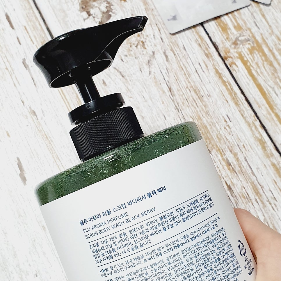 플루 (Plu) 아로마 퍼퓸 스크럽 바디워시 블랙 베리 review image