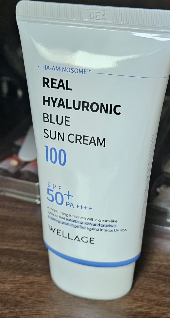웰라쥬 (WELLAGE) 리얼 히알루로닉 블루 선크림 [SPF50+/PA++++] review image