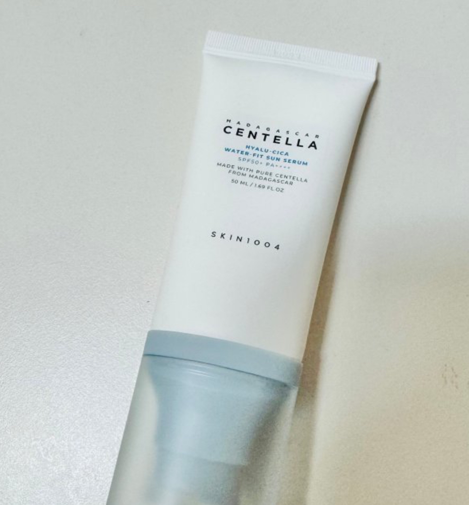 SKIN1004 Suero solar Water Fit de Centella Hyalu-Sica de Madagascar [SPF50+/PA++++] review image