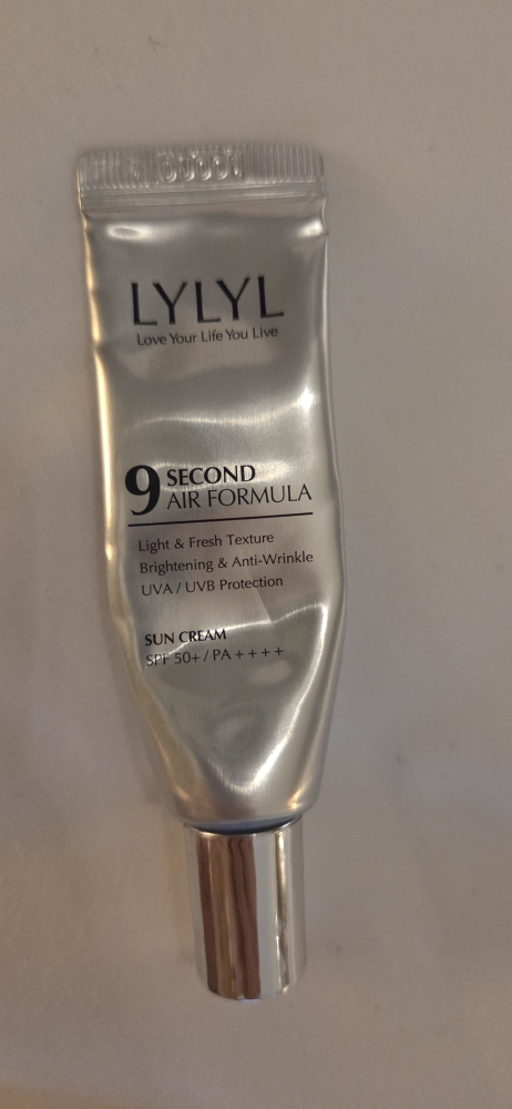 릴릴 (LYLYL) 나인세컨드 에어포뮬라 선크림 [SPF50+/PA++++] review image