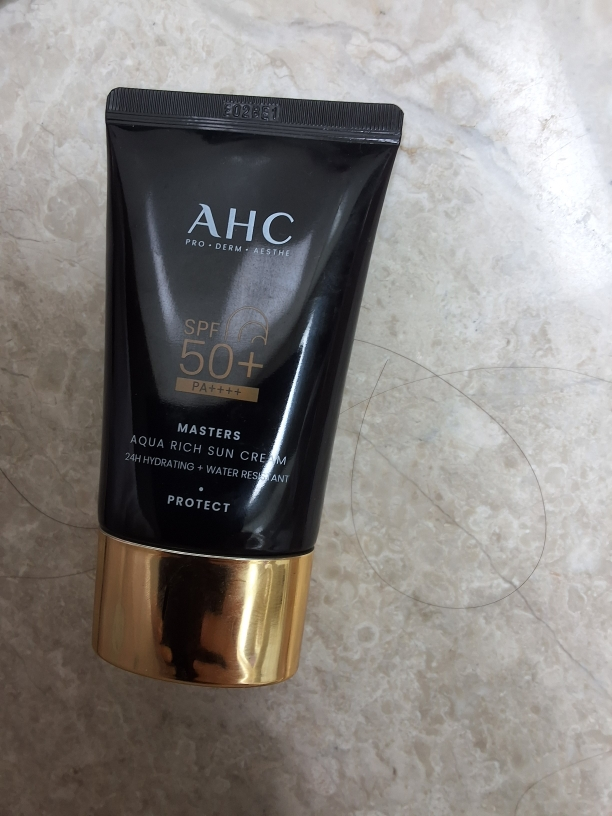 AHC (에이에이치씨) 마스터즈 아쿠아 리치 선크림 [SPF50+/PA++++] review image
