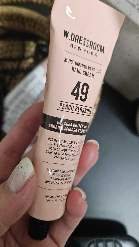 더블유드레스룸 (W.DRESSROOM) 퍼퓸 핸드크림 [No.49 피치블러썸] review image