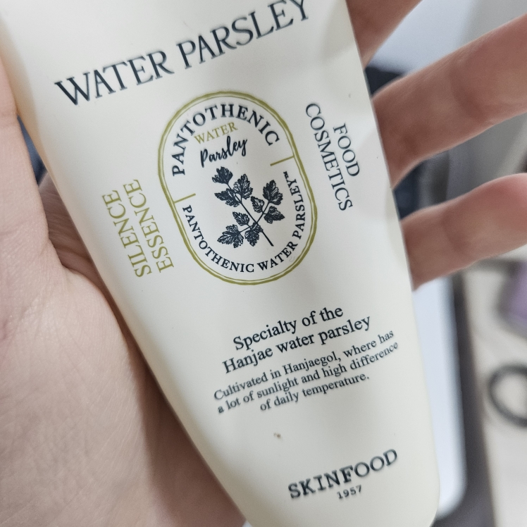 스킨푸드 (SKINFOOD) 판토테닉 워터 파슬리 사일런스 에센스 review image