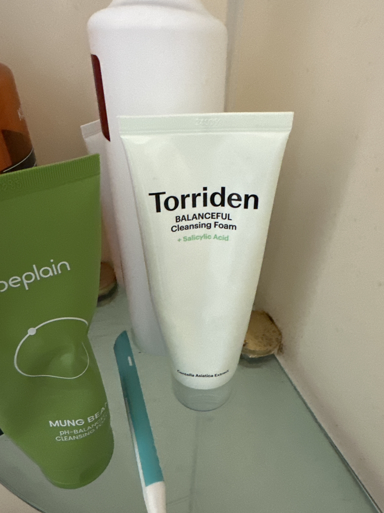 토리든 (Torriden) 밸런스풀 시카 포어 클렌징 폼 review image