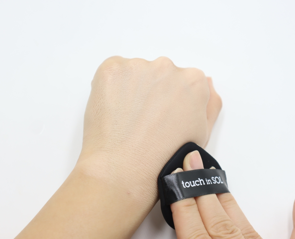 터치인솔 (TouchinSol) 스킨 커버 쿠션 [SPF50+/PA++++] [21N 뉴트럴 베이지] review image