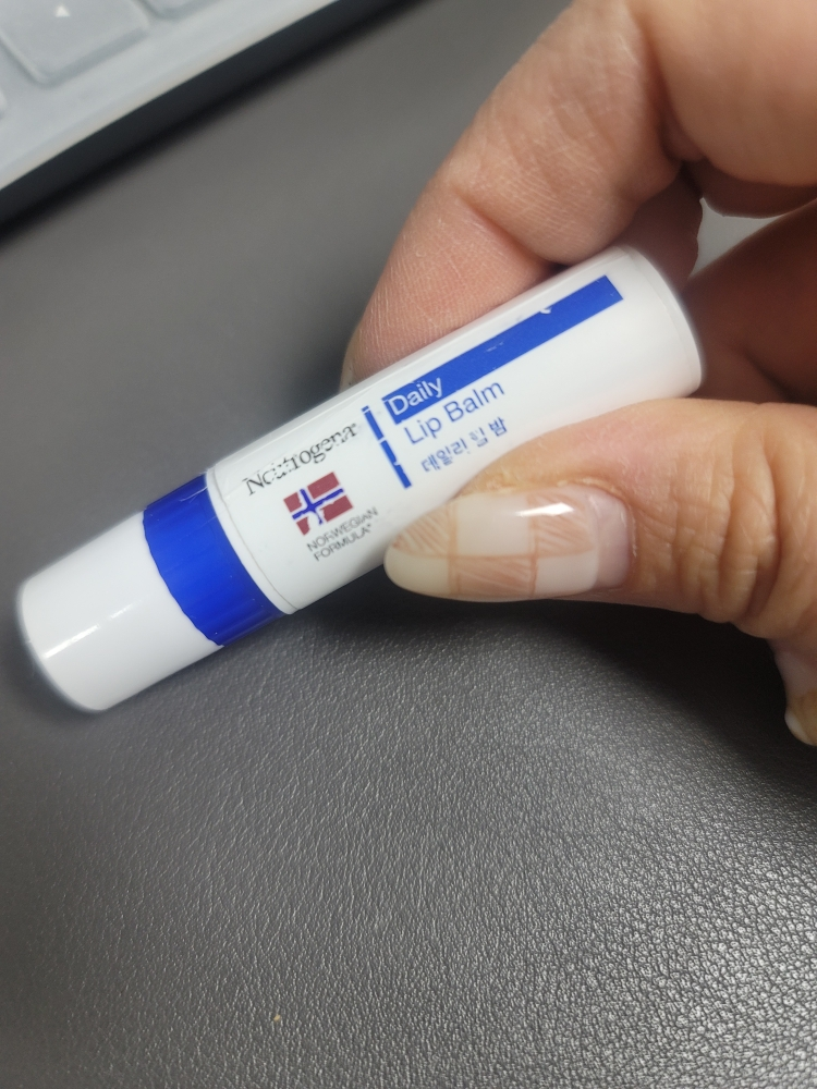 뉴트로지나 (Neutrogena) 데일리 립 밤 review image