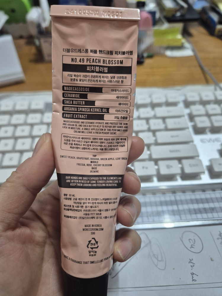 더블유드레스룸 (W.DRESSROOM) 퍼퓸 핸드크림 [No.49 피치블러썸] review image