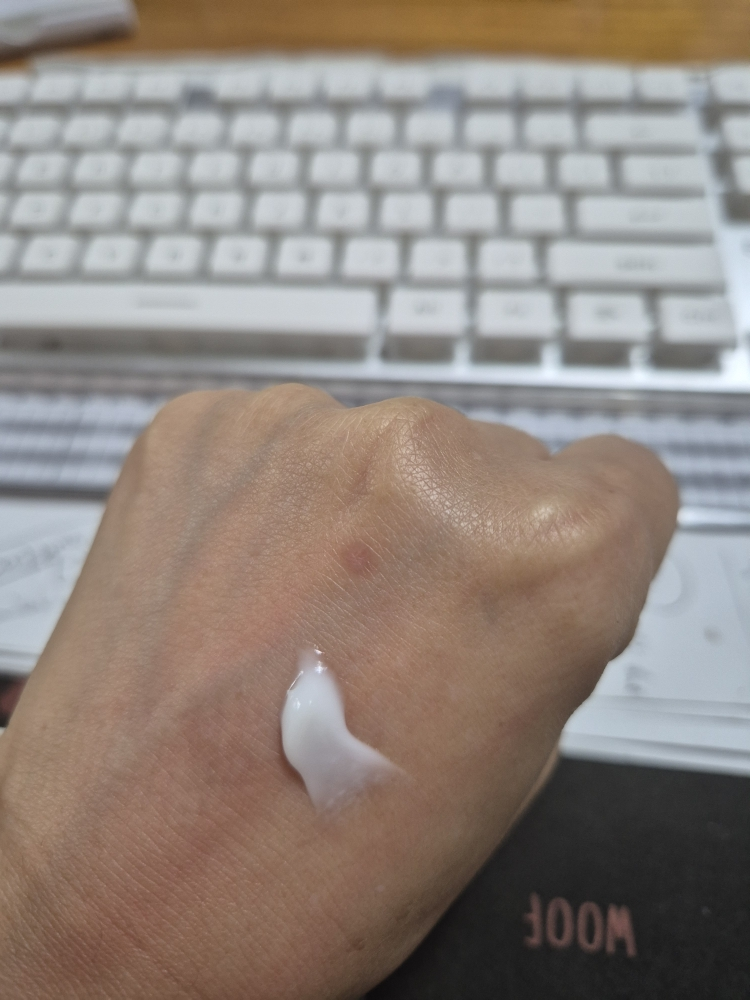 더블유드레스룸 (W.DRESSROOM) 퍼퓸 핸드크림 [No.49 피치블러썸] review image