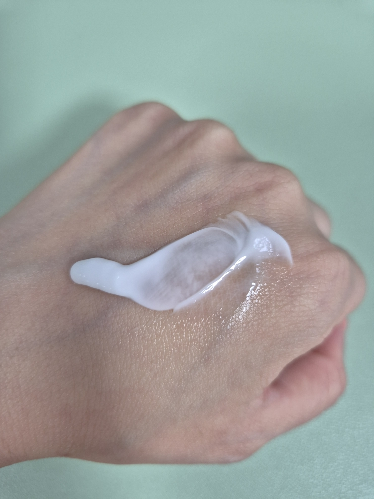 일리윤 (ILLIYOON) 세라마이드 무향 비건 핸드크림 review image