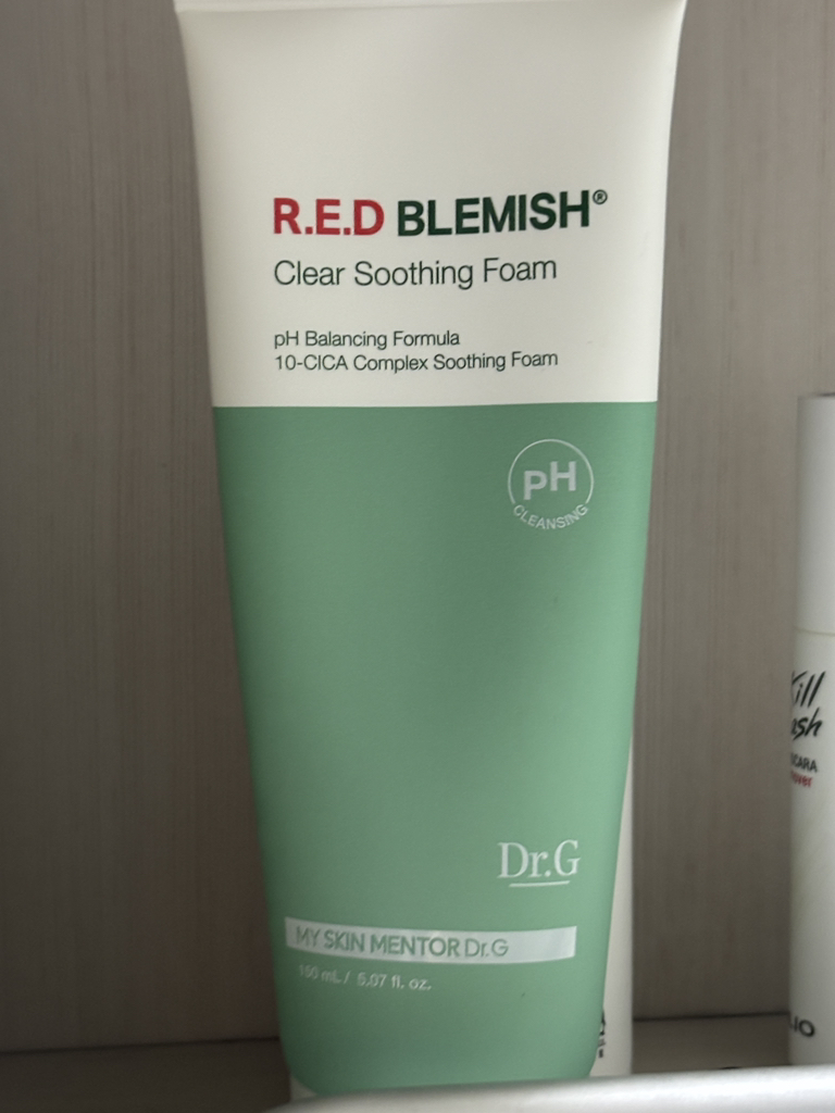 Dr.G Espuma Limpiadora Calmante Suavemente Ácida para Manchas Rojas review image