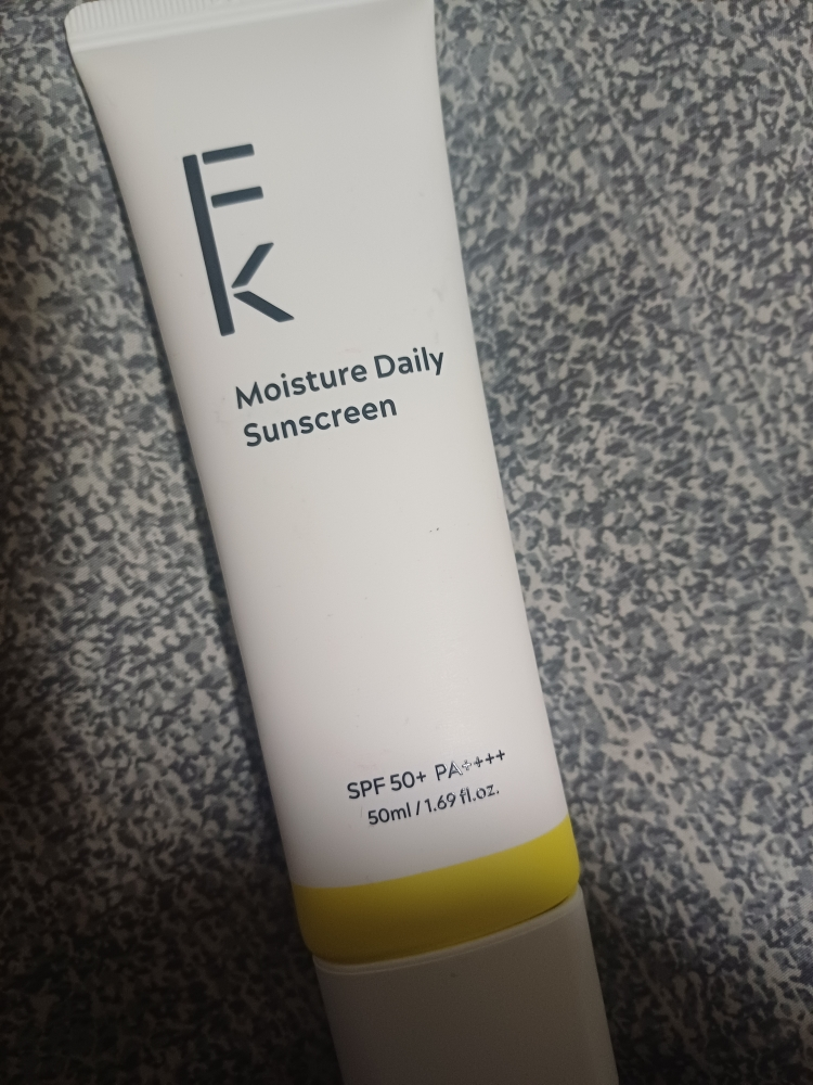 필킨 (Feelkeen) 모이스처 데일리 선크림 [SPF50+/PA++++] review image
