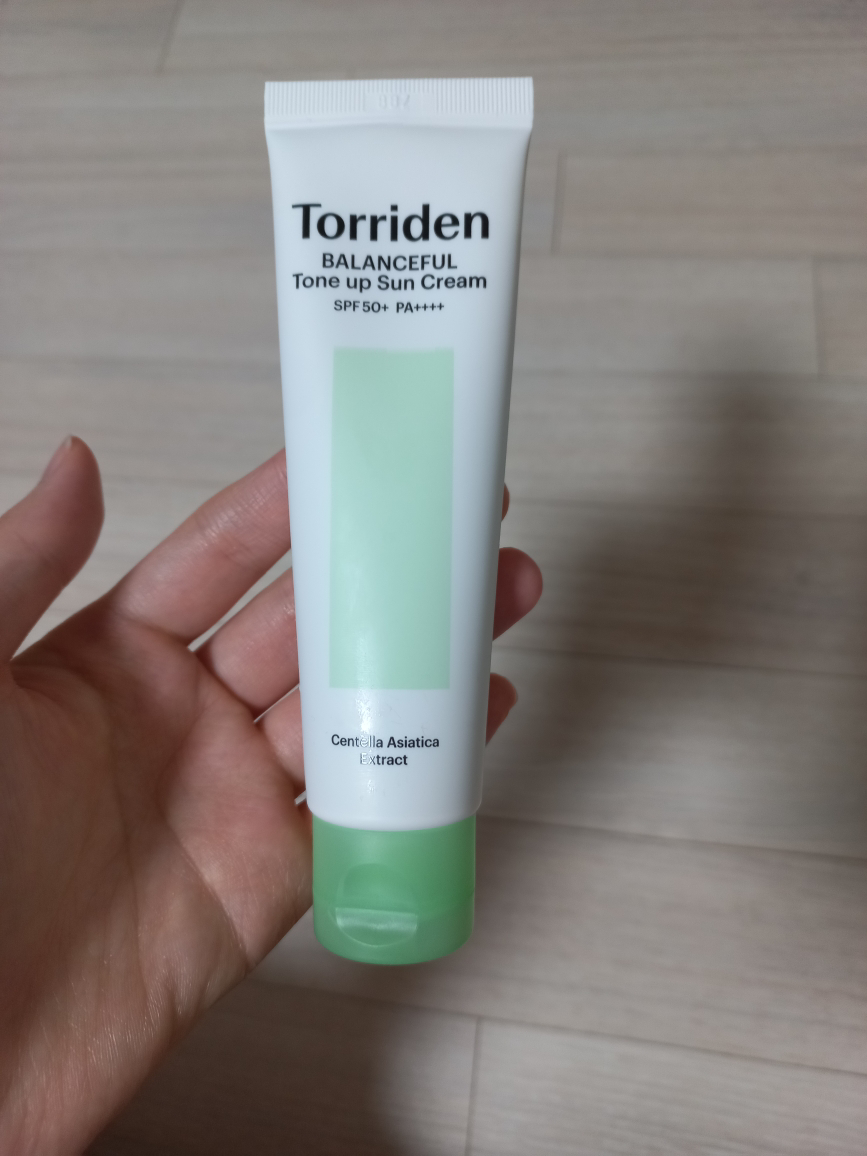 토리든 (Torriden) 밸런스풀 시카 톤업 선크림 [SPF50+/PA++++] review image