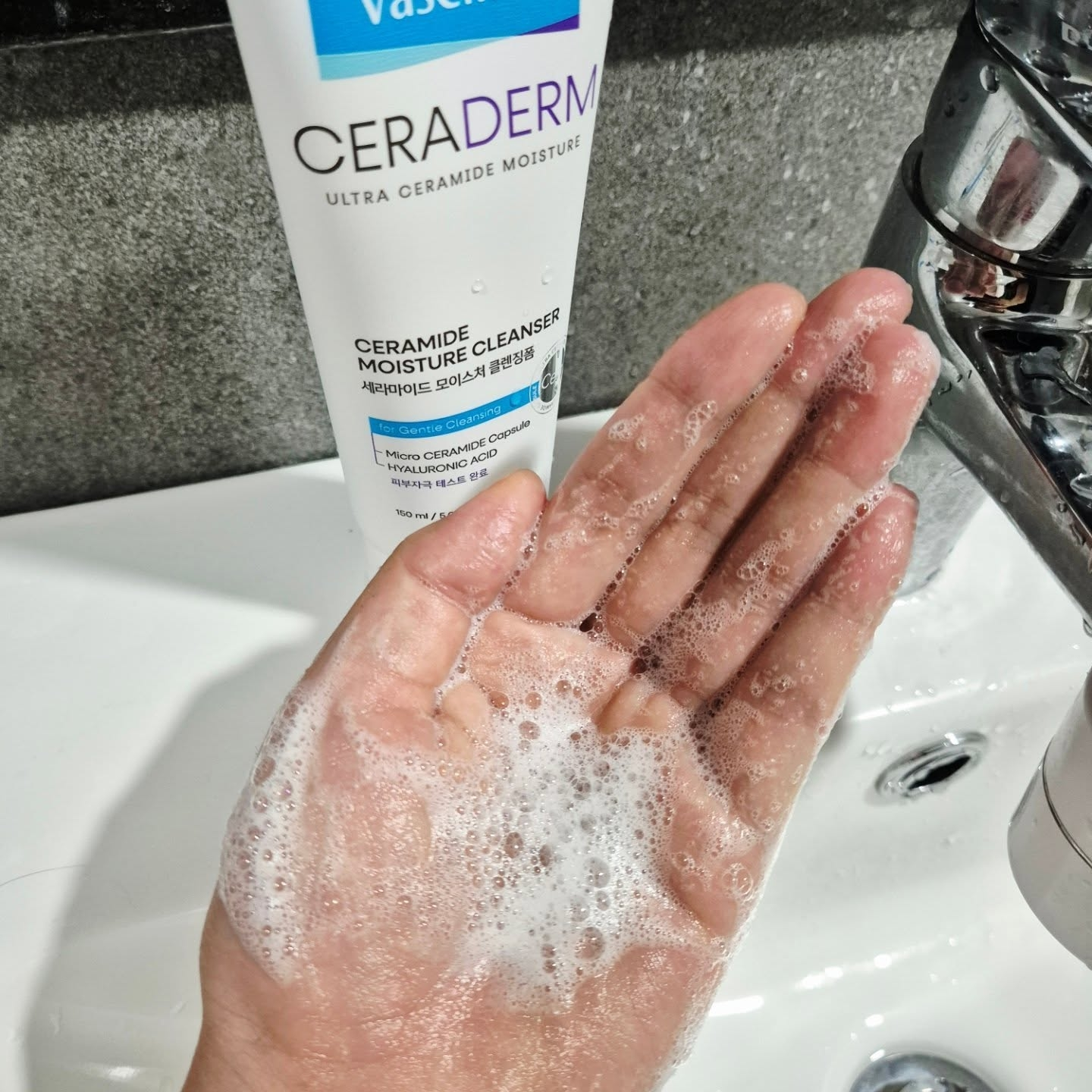 리얼베리어 (RealBarrier) 세라마이드 모이스처 클렌징 폼 review image