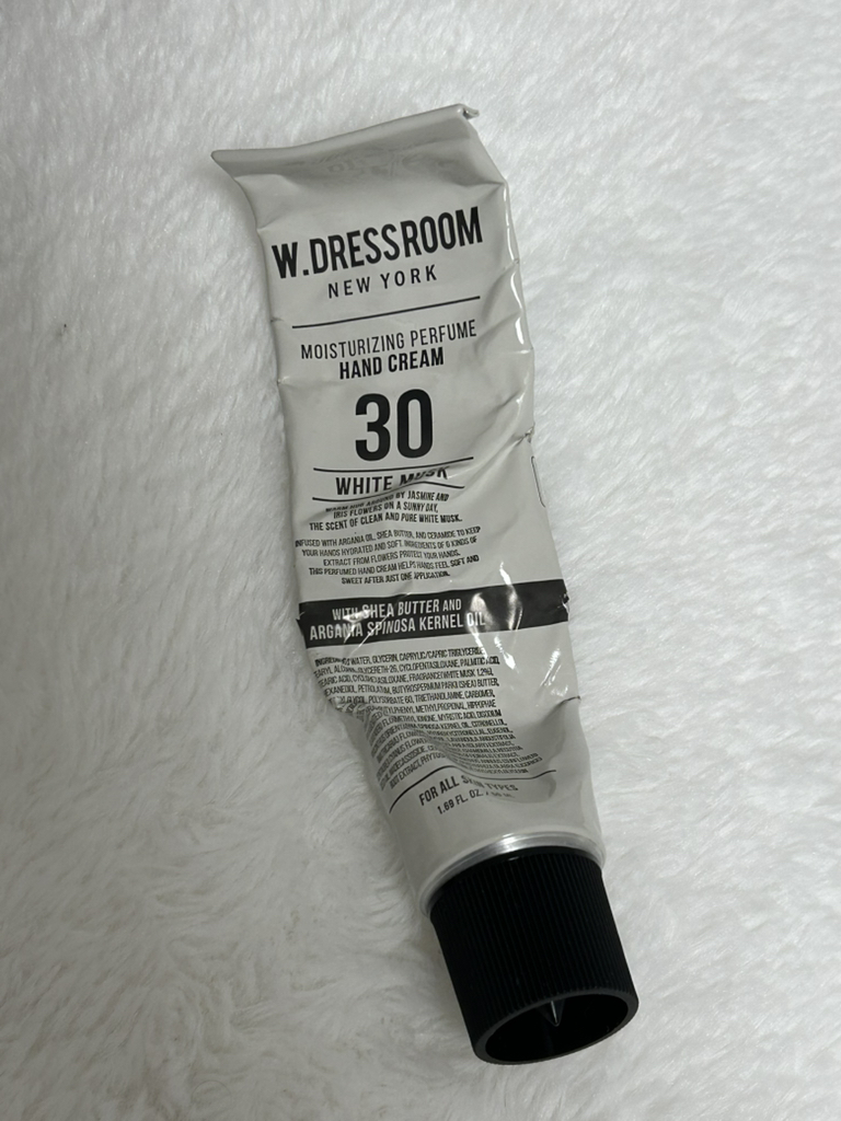 더블유드레스룸 (W.DRESSROOM) 퍼퓸 핸드 크림 [No.30 화이트머스크] review image