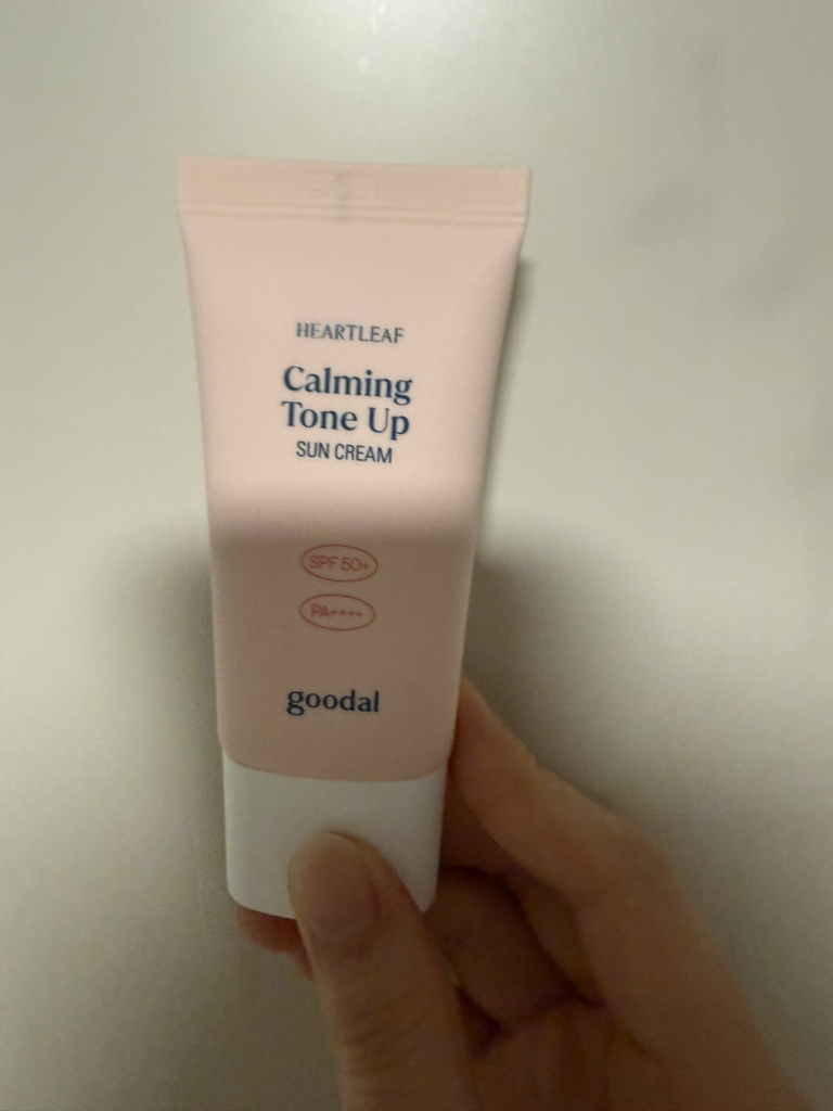 구달 (goodal) 맑은 어성초 진정 수분 톤업 선크림 [SPF50+/PA++++] review image