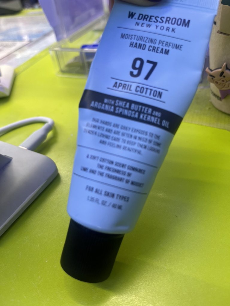 더블유드레스룸 (W.DRESSROOM) 퍼퓸 핸드크림 [No.97 에이프릴코튼] review image