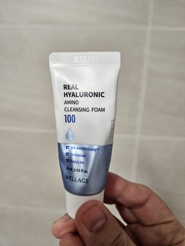 웰라쥬 (WELLAGE) 리얼 히알루로닉 아미노 클렌징 폼 review image
