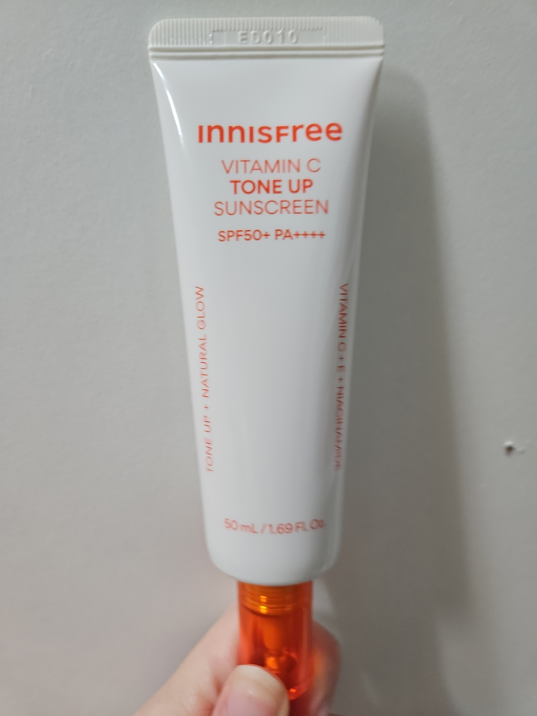 이니스프리 (INNISFREE) 비타민C 잡티 톤업 선크림 [SPF50+/PA++++] review image