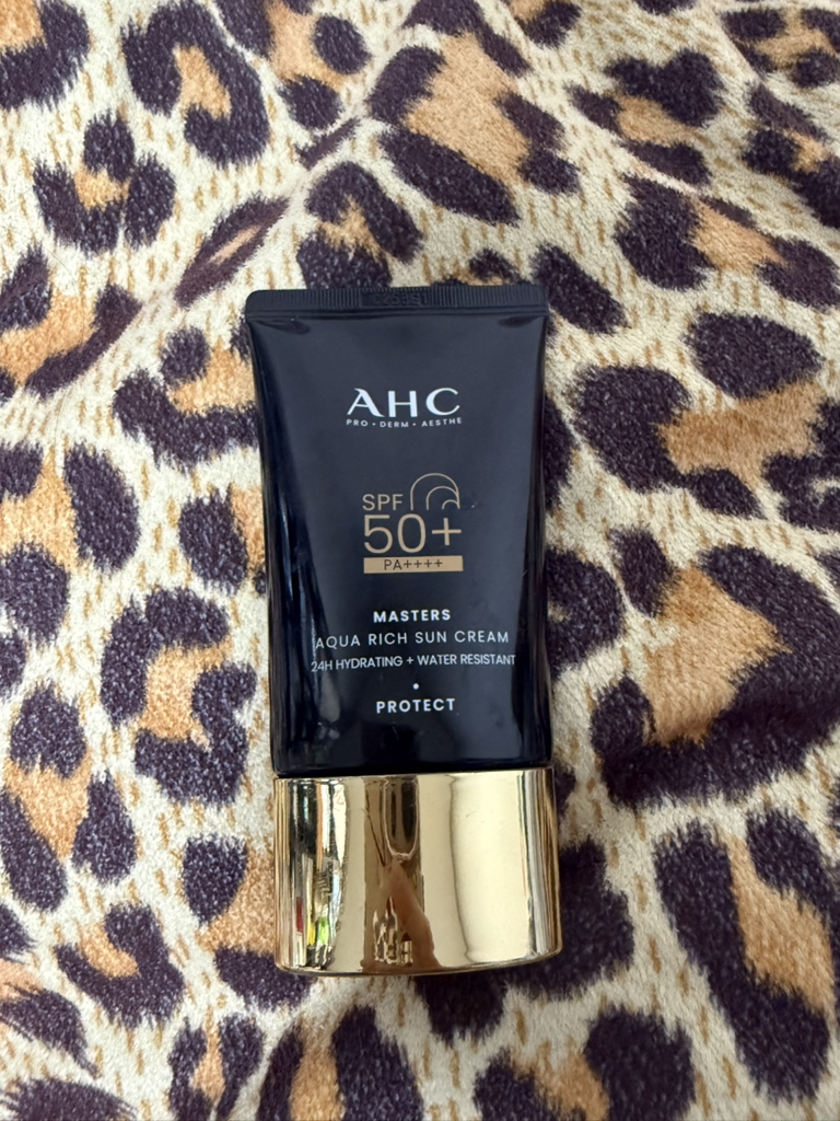 AHC (에이에이치씨) 마스터즈 아쿠아 리치 선크림 [SPF50+/PA++++] review image