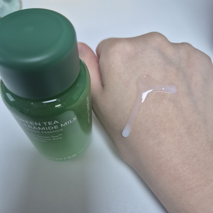 INNISFREE Esencia hidratante de leche de té verde review image