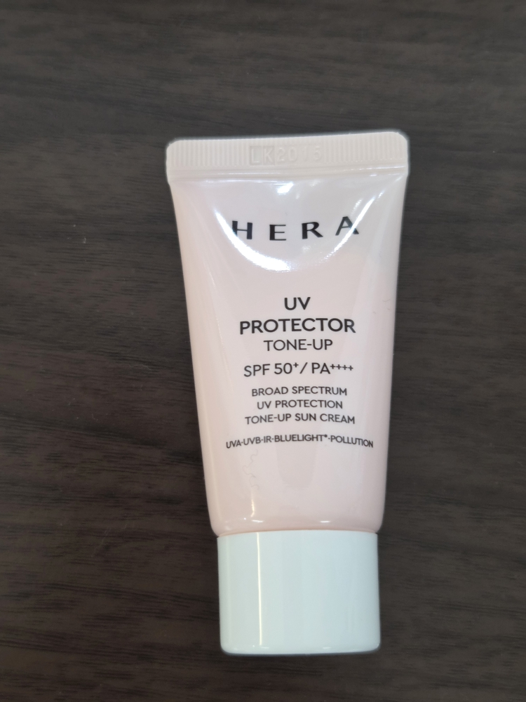 헤라 (HERA) UV프로텍터 톤업 [SPF50+/PA++++] review image