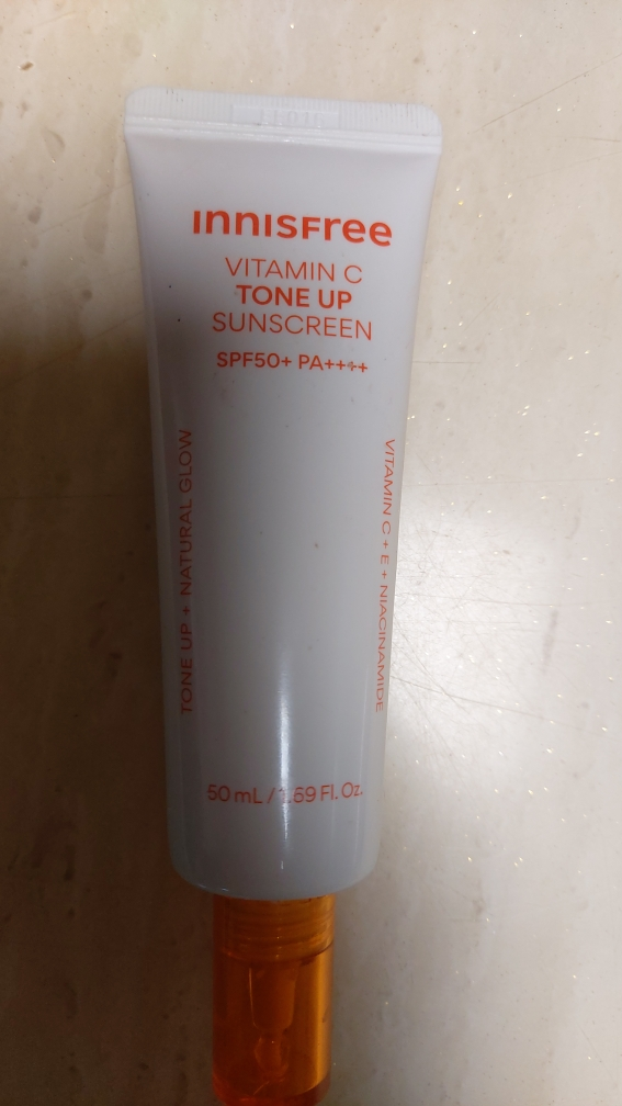 이니스프리 (INNISFREE) 비타민C 잡티 톤업 선크림 [SPF50+/PA++++] review image