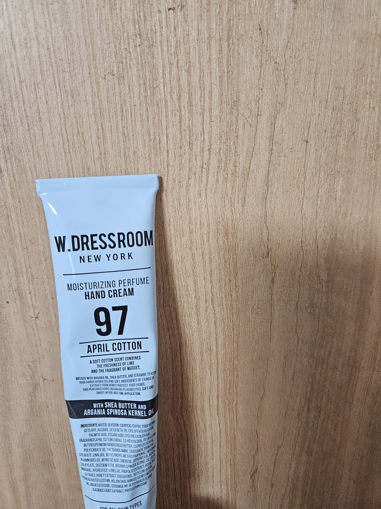 더블유드레스룸 (W.DRESSROOM) 퍼퓸 핸드크림 [No.97 에이프릴코튼] review image