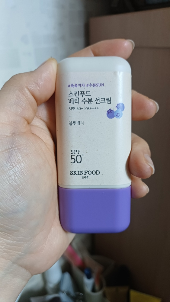 스킨푸드 (SKINFOOD) 베리 선크림 [SPF50+/PA++++] [수분] review image