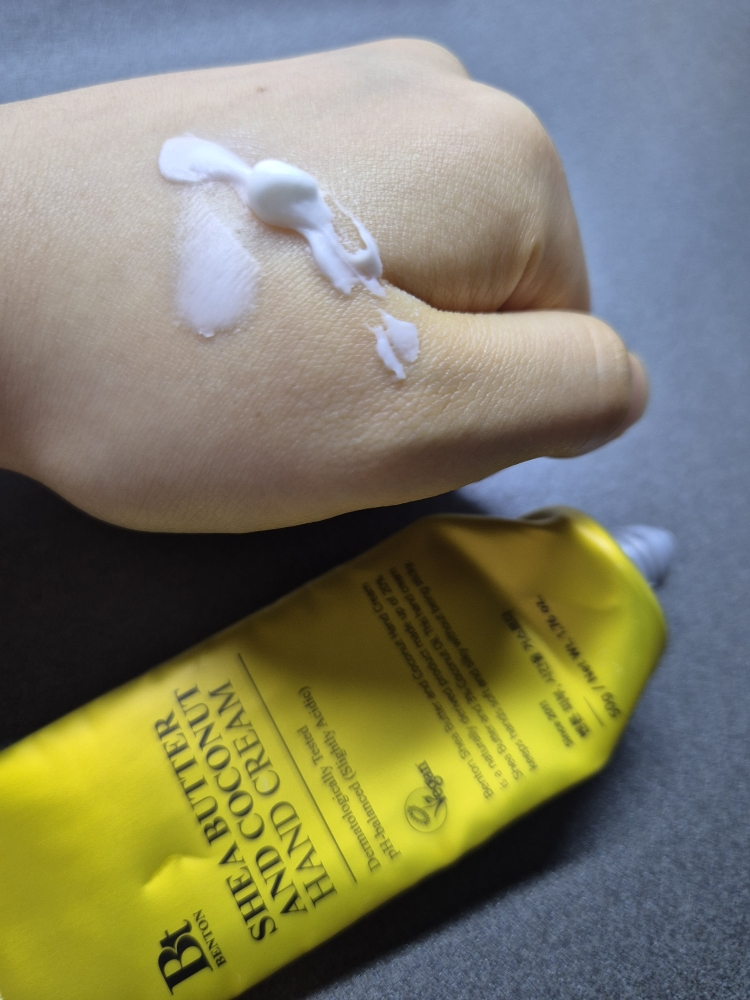 BENTON Crema de manos de manteca de karité y coco review image