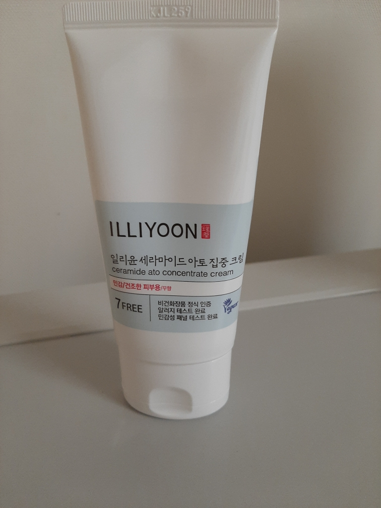 일리윤 (ILLIYOON) 세라마이드 아토 집중 크림 review image