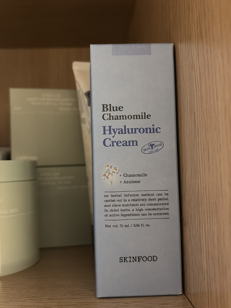 SKINFOOD Kem dưỡng da Blue Chamomile Hyaluronic review image