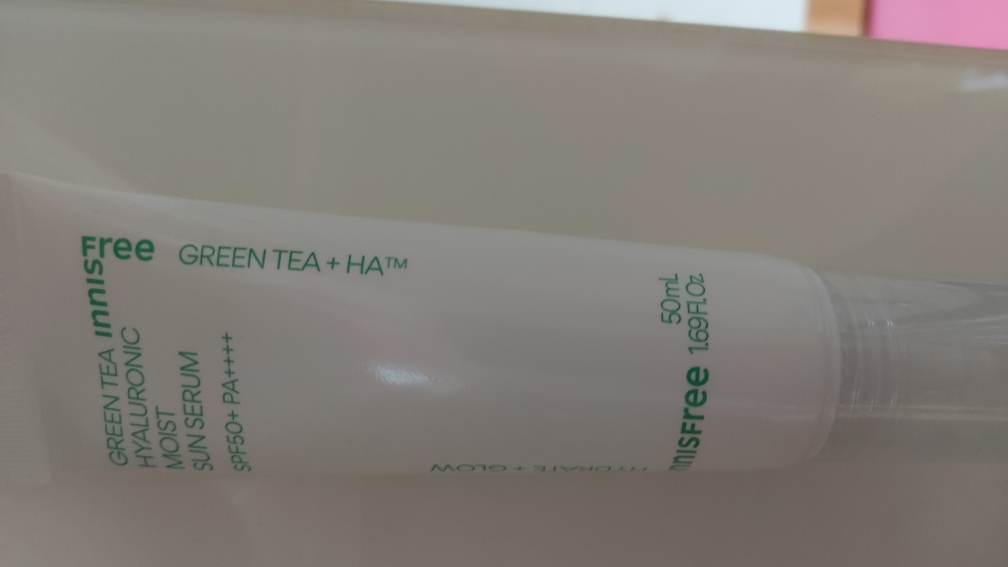 이니스프리 (INNISFREE) 그린티 히알루론산 수분 선세럼 [SPF50+/PA++++] review image