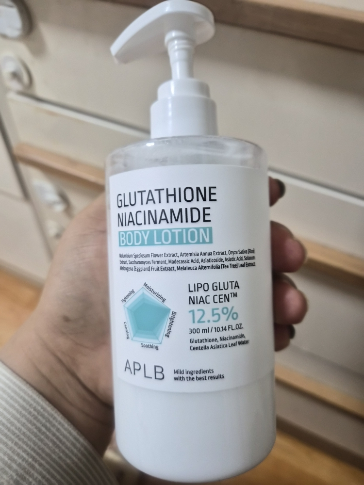 aplb glutathione hyaluronic acid body lotion Let's normalize giving our body skin the same love as our face skin. 💕  This @APLB.global lotion is the easiest step to add to any routine. Blended  with glutathione, niacinamide and three
