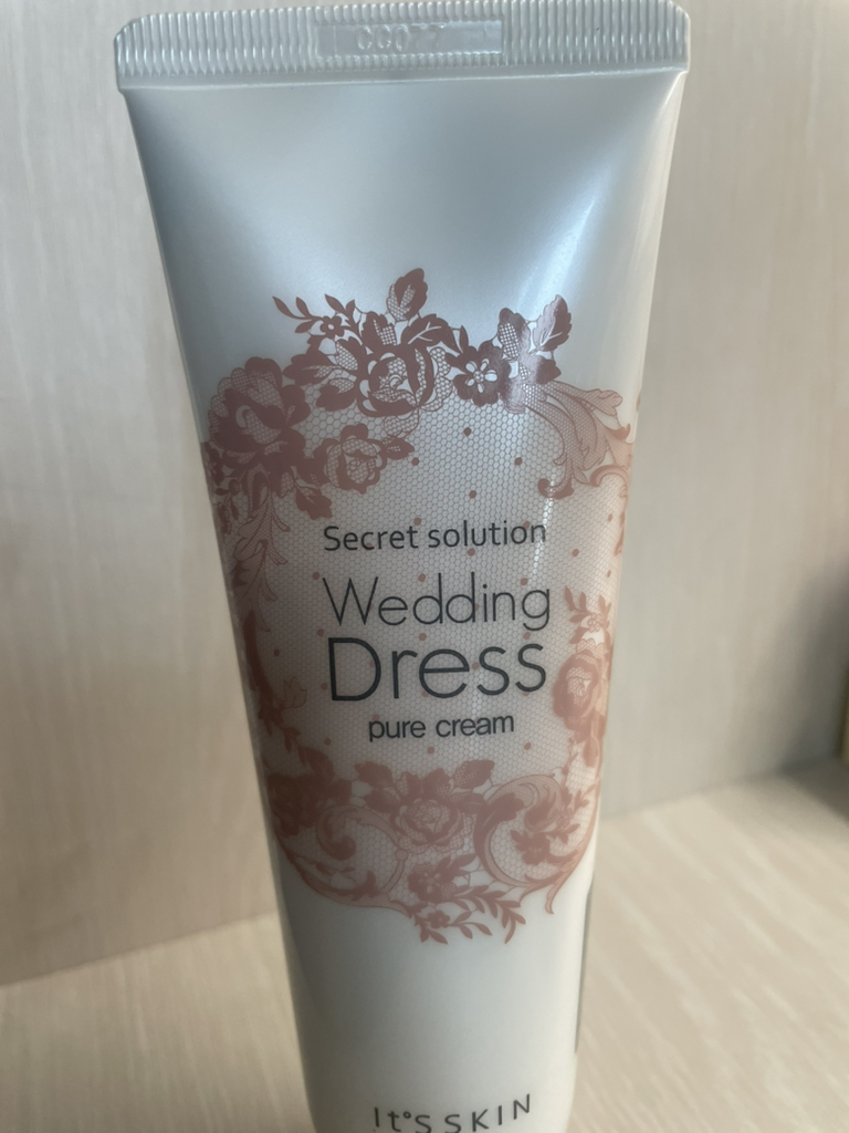 secret solution wedding dress cream @itsskin.global Secret Solution Wedding Dress Cream for body is an instant brightening & whitening cream. It features a non-greasy texture that dissolves instantly & will not be smudged by water &