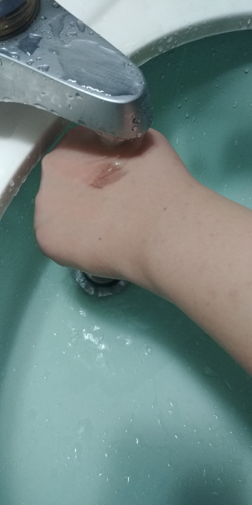 女性清洁剂的真实用户使用照片