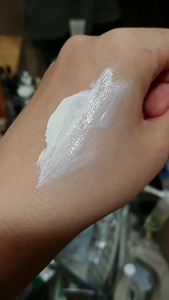 Real user review photo of Snow UV Shield Brightening UV Protection Fluid Luminous Finish [SPF50+/PA++++]