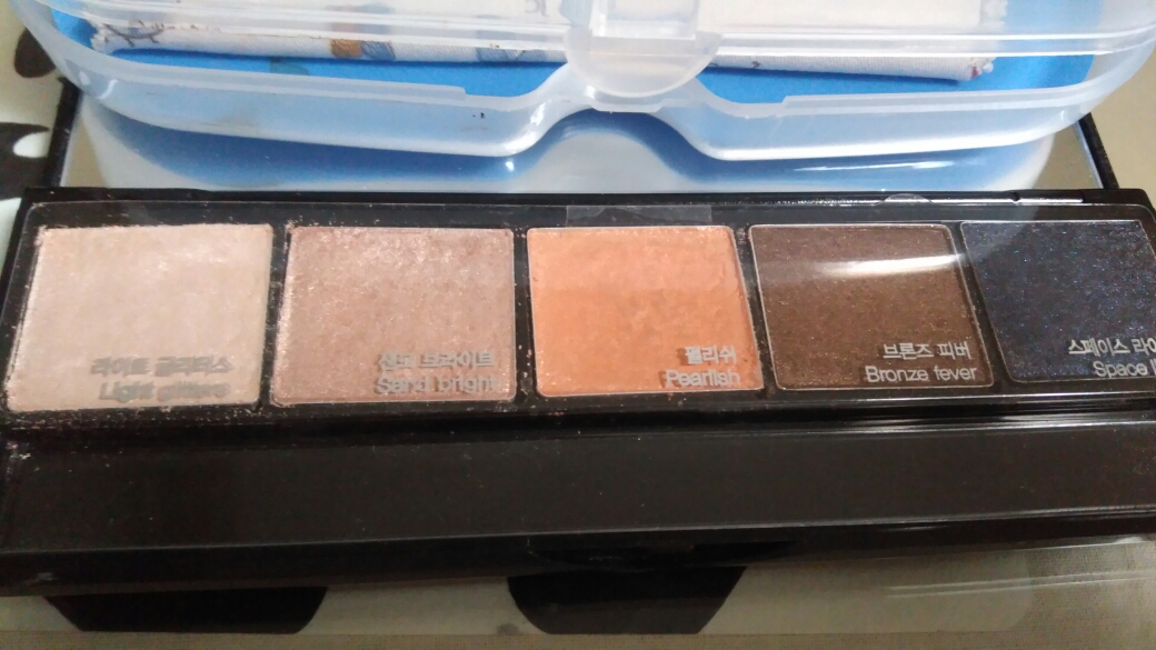 our pigmented loose #eyeshadow is #madeinusa 🇺🇸... The last two darker shades were decent enough to use as eyeliner. Plus ...