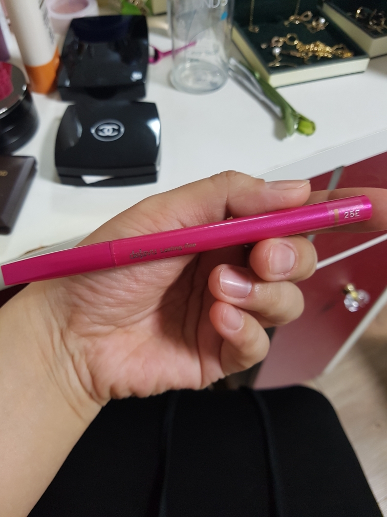 亮棕色持久细笔触笔液的真实用户使用照片