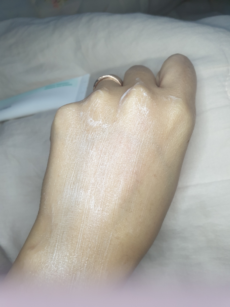 Real user review photo of The Minimum Moist Cream